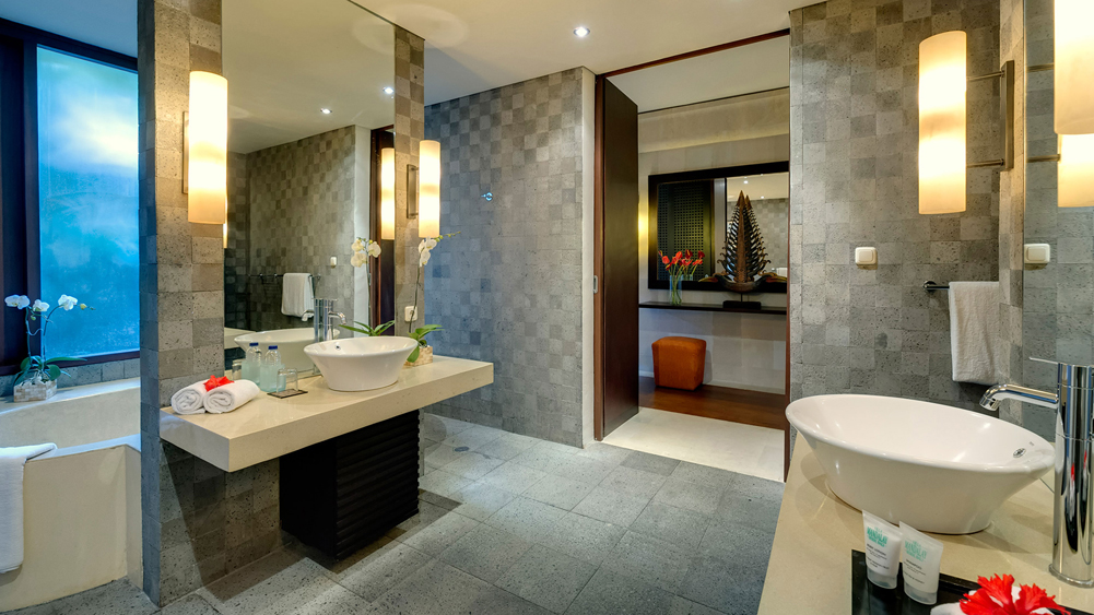 Villa Mandalay - Left side master bathroom
